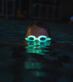 FINIS Kids' FlowGlow Glow-in-the-Dark Goggle -Daily Swim Wear 8641241907368 greenglow 3a